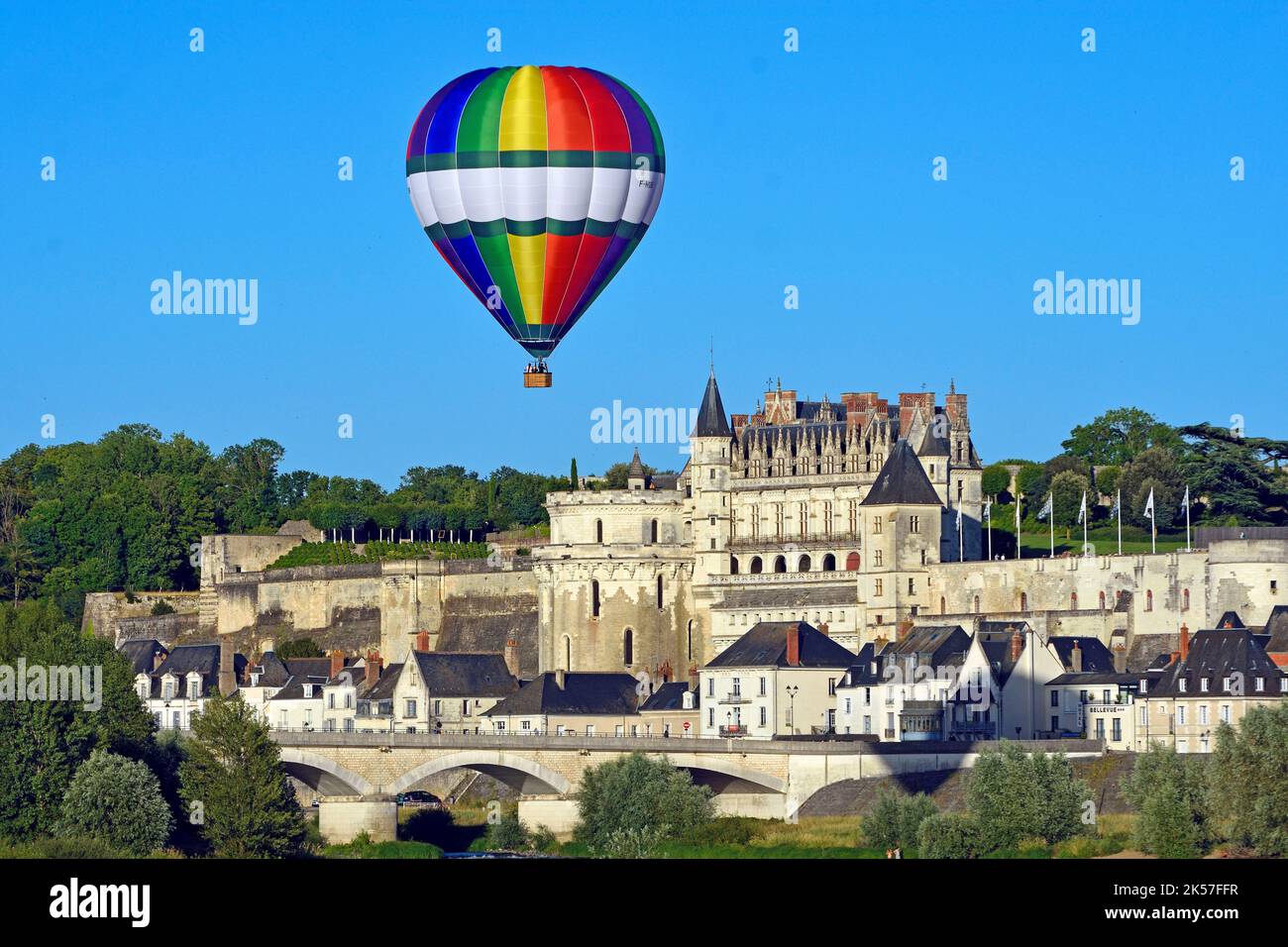 France, Indre-et-Loire, vallée de la Loire classée au patrimoine mondial de l'UNESCO, Amboise, château d'Amboise et ballon à air chaud Banque D'Images