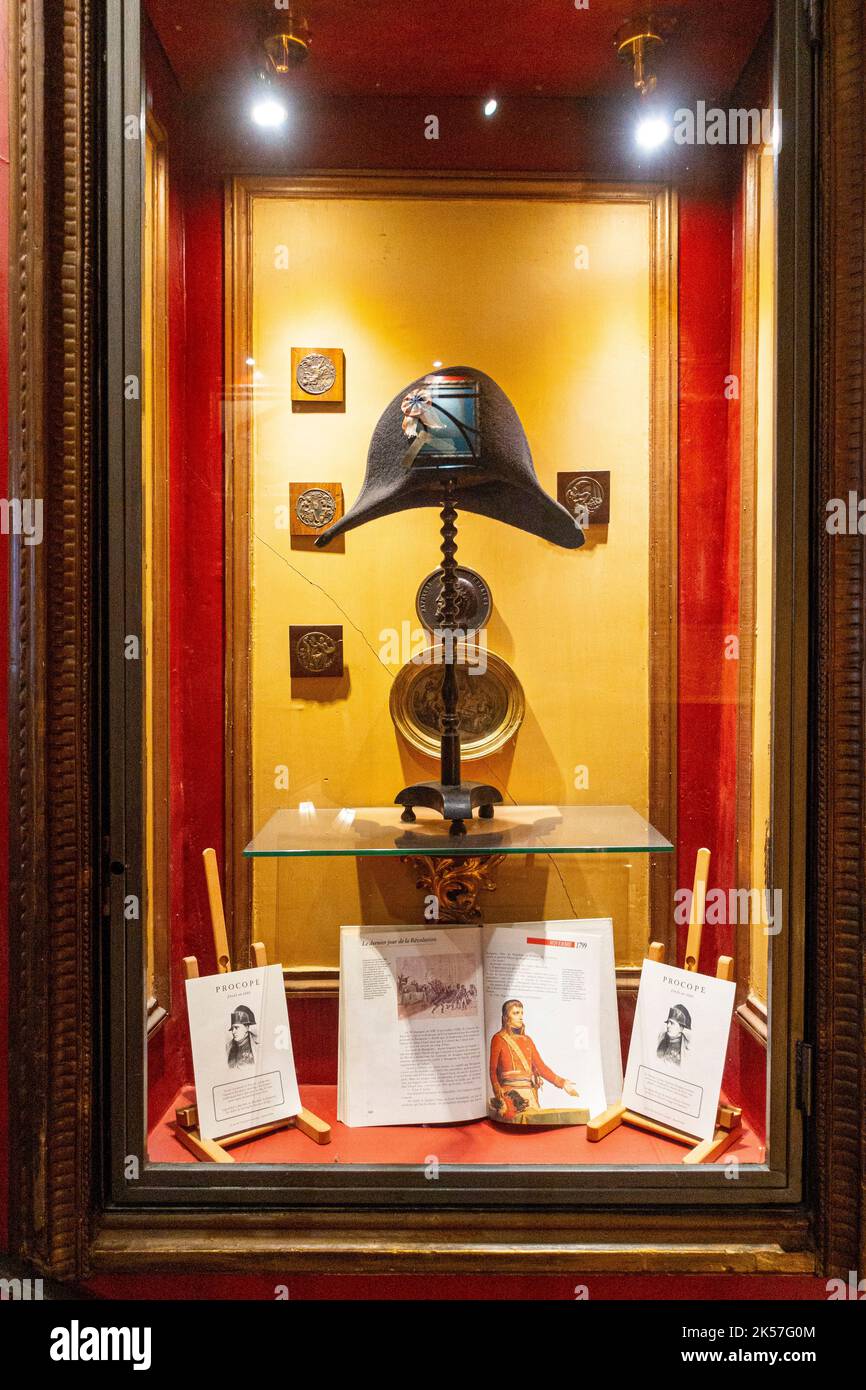 France, Paris, le plus ancien restaurant de Paris fondé en 1686, le Procope, bicorne de Napoléon Bonaparte Banque D'Images