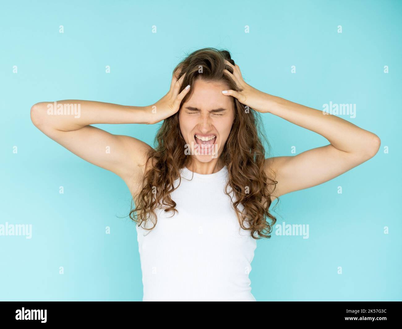 le pouvoir de la rage hurle une femme désespérante et folle Banque D'Images