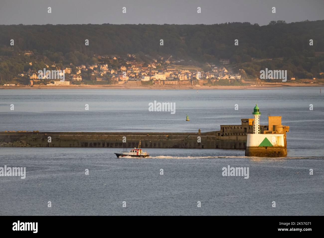 France, Seine-Maritime, Sainte-adresse, près du Havre, phare de digue sud, entrée au port commercial, Villerville en arrière-plan, sur la côte du Calvados Banque D'Images