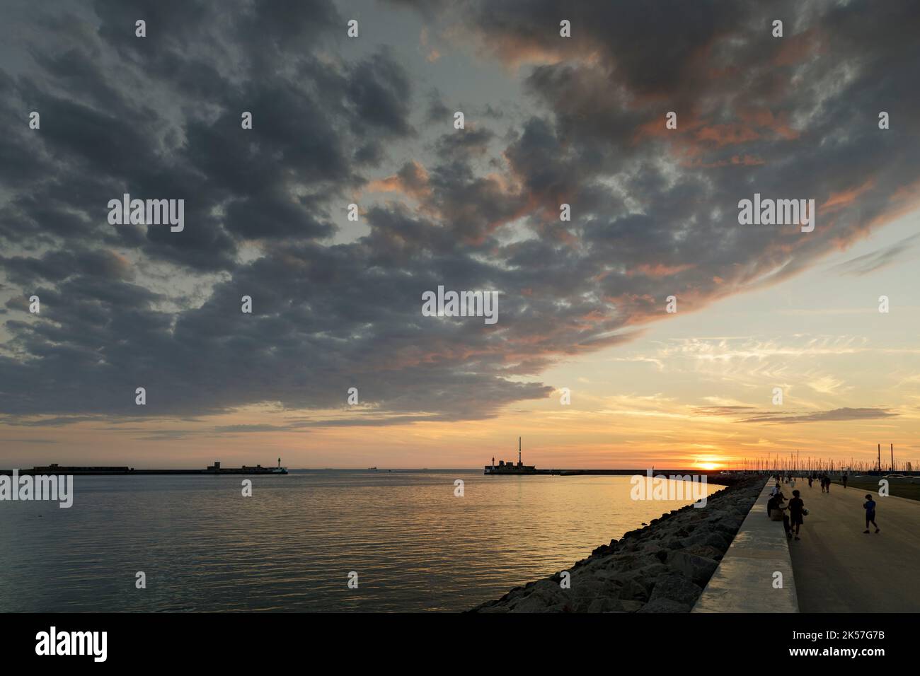 France, Seine Maritime, le Havre, centre-ville reconstruit par Auguste Perret et classé au patrimoine mondial de l'UNESCO, boulevard Clémenceau, coucher de soleil sur la porte Océane, entre les digues nord et sud Banque D'Images