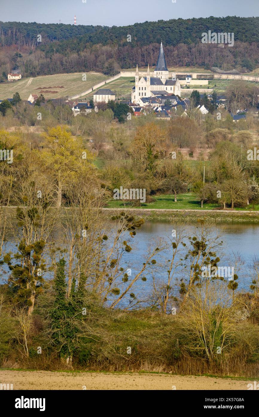 France, Seine-Maritime (76), Bardouville, entre Duclair et la Bouille, vue sur l'abbaye de Saint-Georges de Boscherville de l'autre côté de la Seine, depuis la route cylinaire la Seine à Vélo Banque D'Images