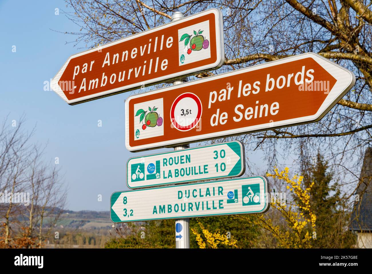 France, Seine-Maritime (76), Bardouville, entre Duclair et la Bouille, poste de signalisation indiquant la route à vélo la Seine à Vélo Banque D'Images