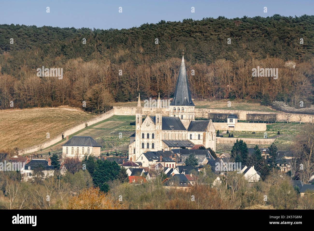 France, Seine-Maritime (76), Bardouville, entre Duclair et la Bouille, vue sur l'abbaye de Saint-Georges de Boscherville de l'autre côté de la Seine, depuis la route cylinaire la Seine à Vélo Banque D'Images