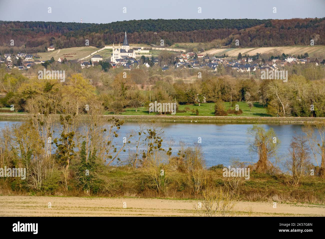 France, Seine-Maritime (76), Bardouville, entre Duclair et la Bouille, vue sur l'abbaye de Saint-Georges de Boscherville de l'autre côté de la Seine, depuis la route cylinaire la Seine à Vélo Banque D'Images