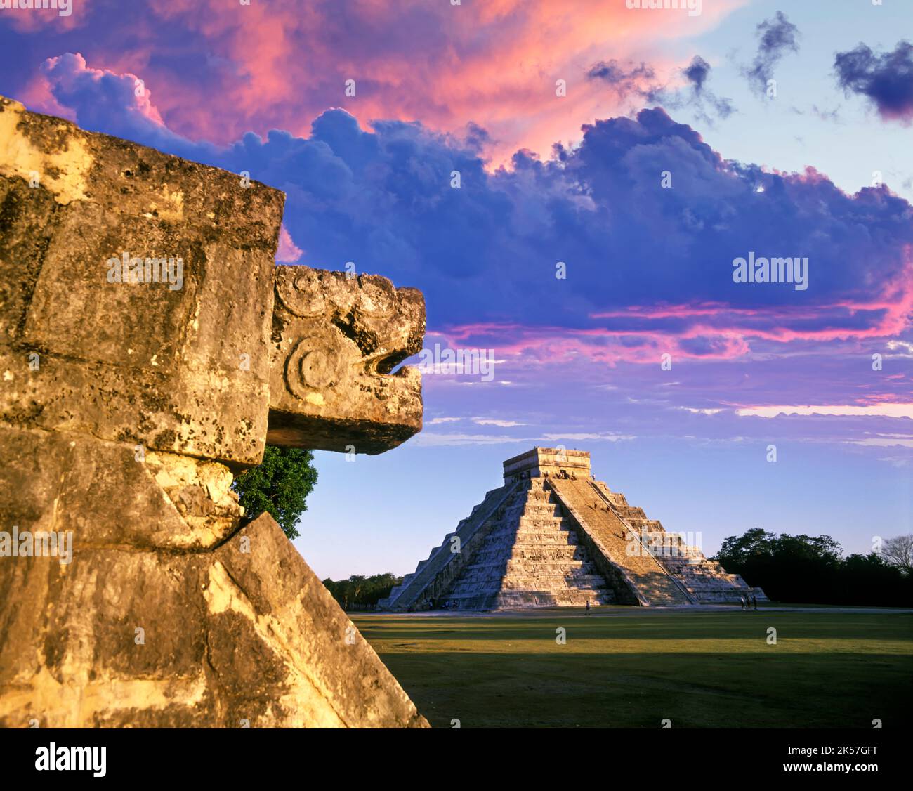 EL CASTILLO PYRAMIDE KUKULKAN Chichen Itza ruines Maya Yucatan Mexique Banque D'Images