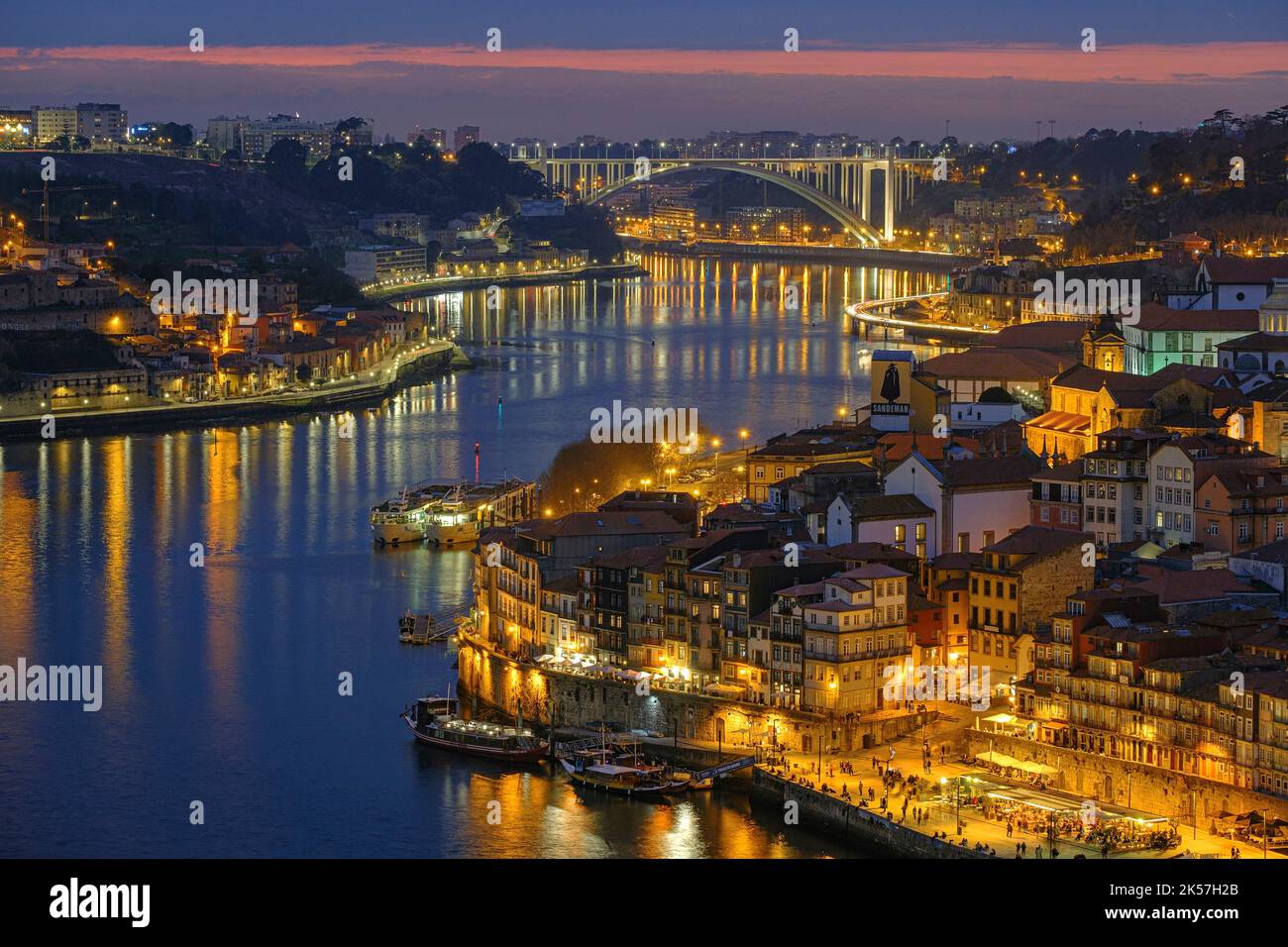 Portugal, région Nord, Porto, les rives du Douro, sur la droite zone de Ribeira et Vila Nova de gaia sur la gauche Banque D'Images