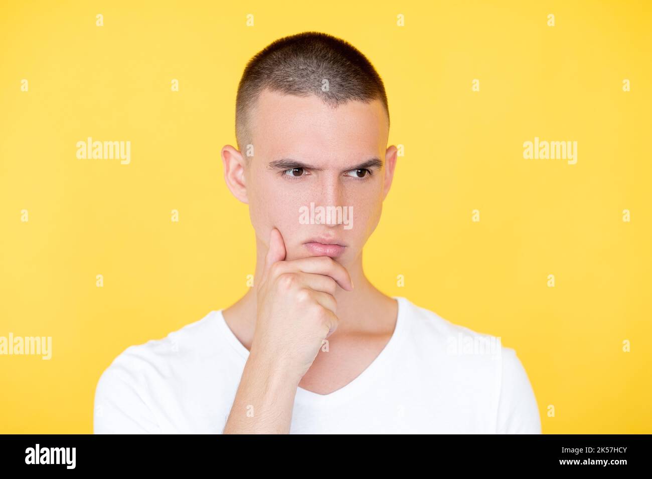 problème en considérant que l'homme réfléchis fait le choix Banque D'Images problème en considérant que l'homme réfléchis fait le choix Banque D'Images