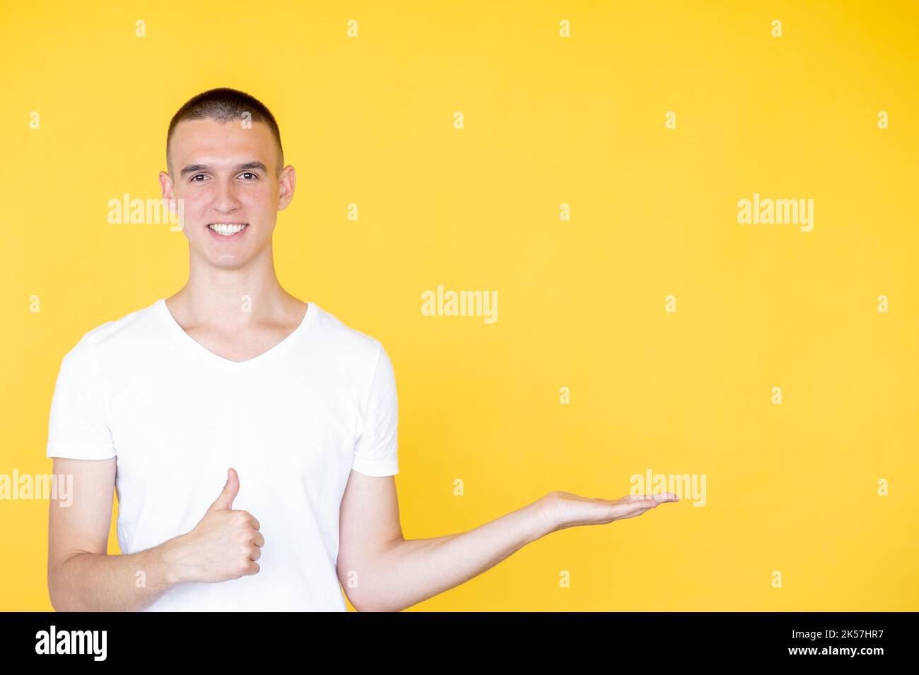 geste de promotion de l'homme inspiré du produit invisible Banque D'Images geste de promotion de l'homme inspiré du produit invisible Banque D'Images
