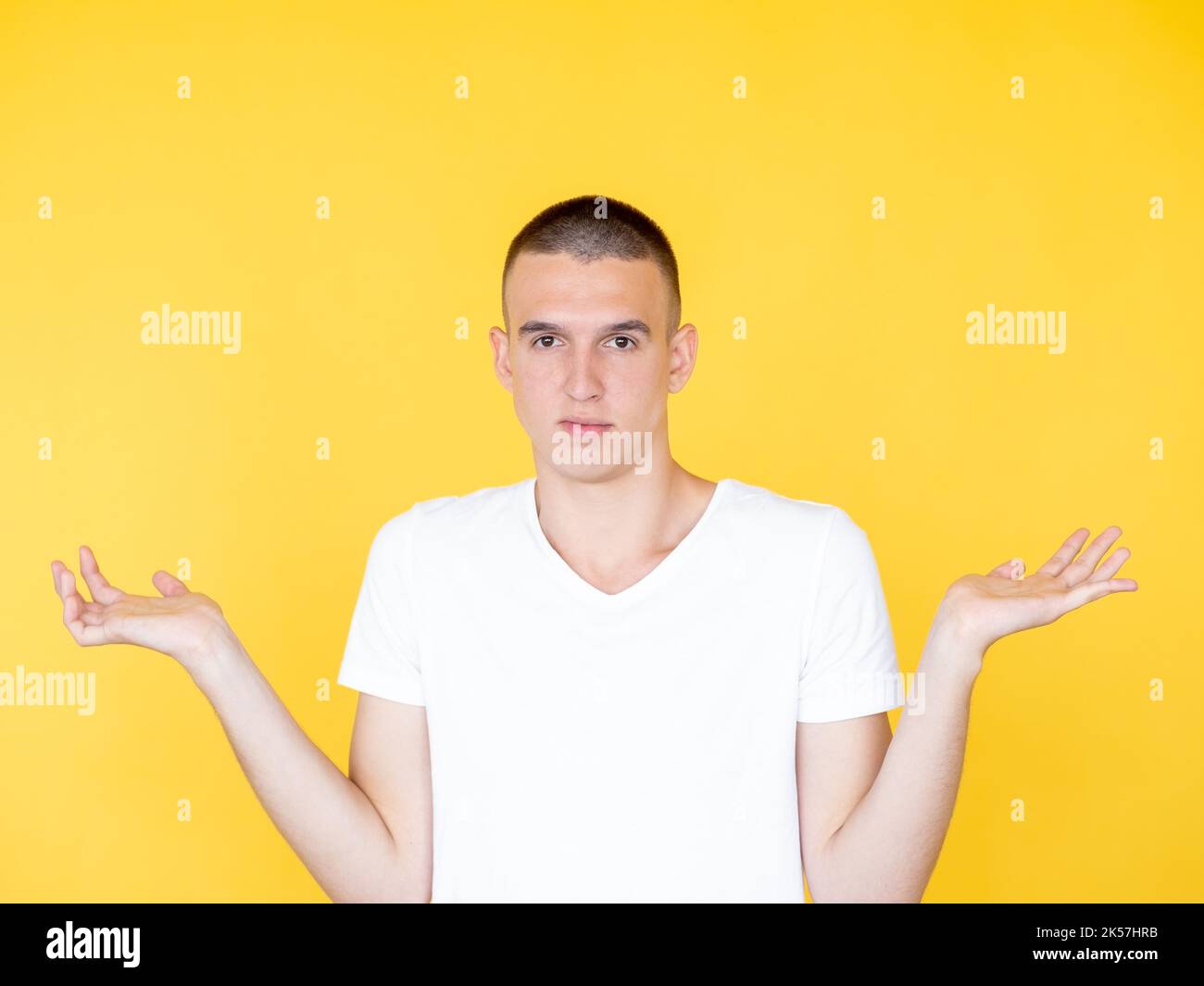 hausser les mains hésitant l'homme ne semble pas sûr Banque D'Images