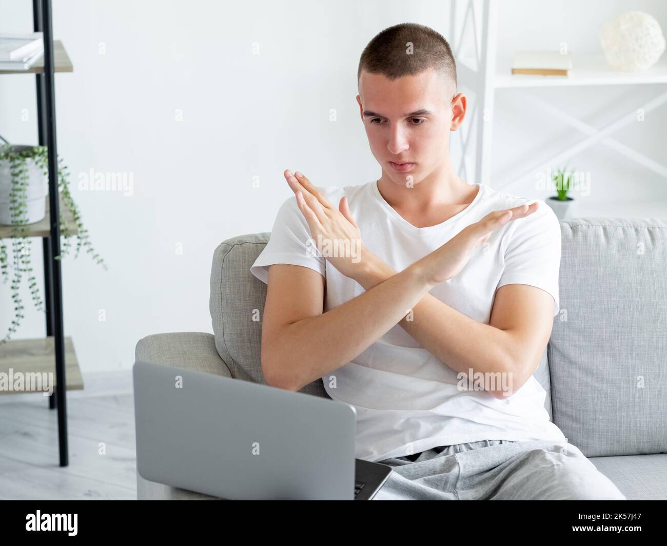 arrêtez le geste protestant contre l'homme en désaccord avec l'expression Banque D'Images arrêtez le geste protestant contre l'homme en désaccord avec l'expression Banque D'Images