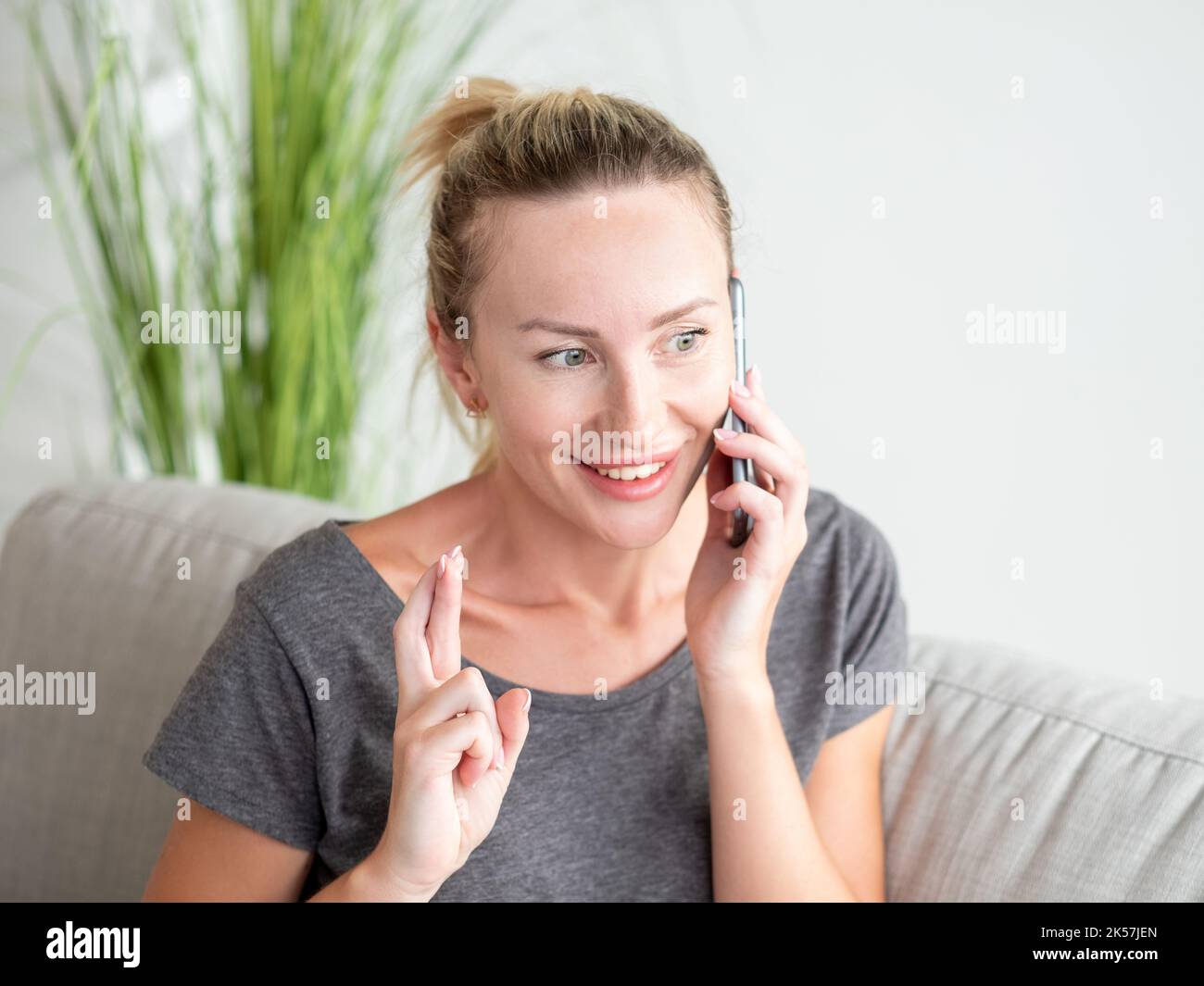 bonne chance femme fidèle communication mobile Banque D'Images