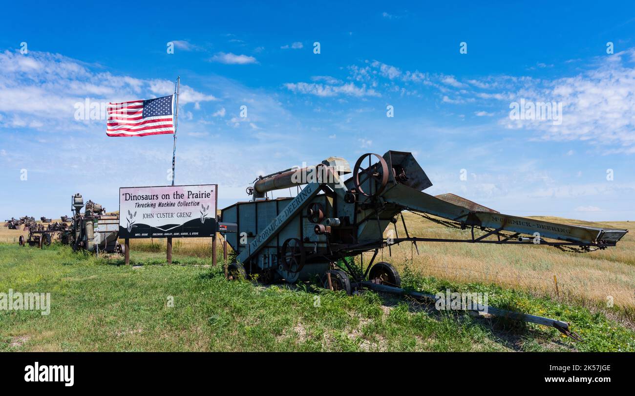 Dinosaures des Prairies, une collection d'anciennes machines de battage sur l'autoroute 34 du Dakota du Nord, près de Napoléon. Banque D'Images