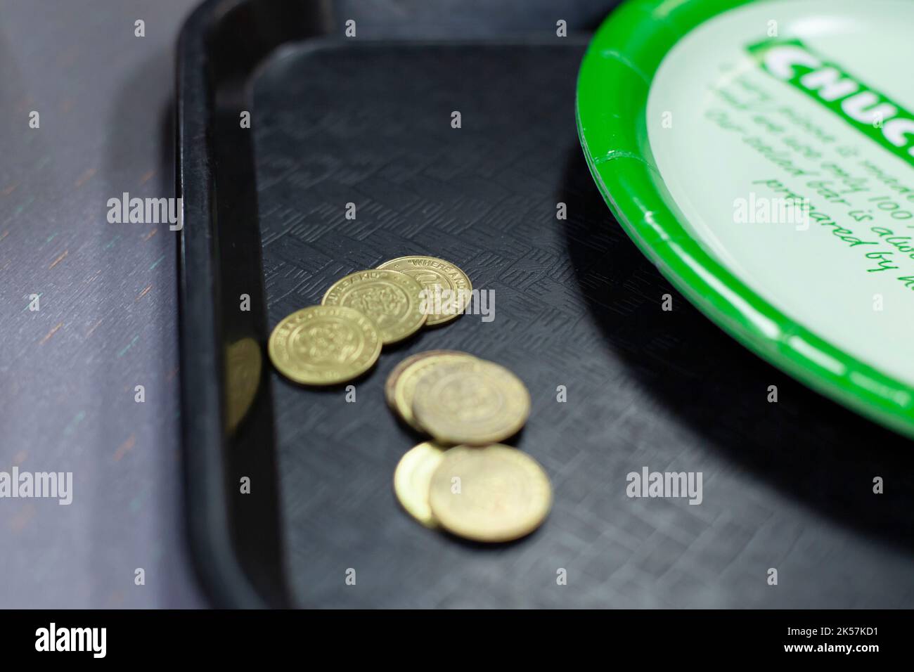 MONROE, LOUISIANE - 24 mai 2014 : pièces de monnaie et assiette de Chuck E. Cheese Banque D'Images