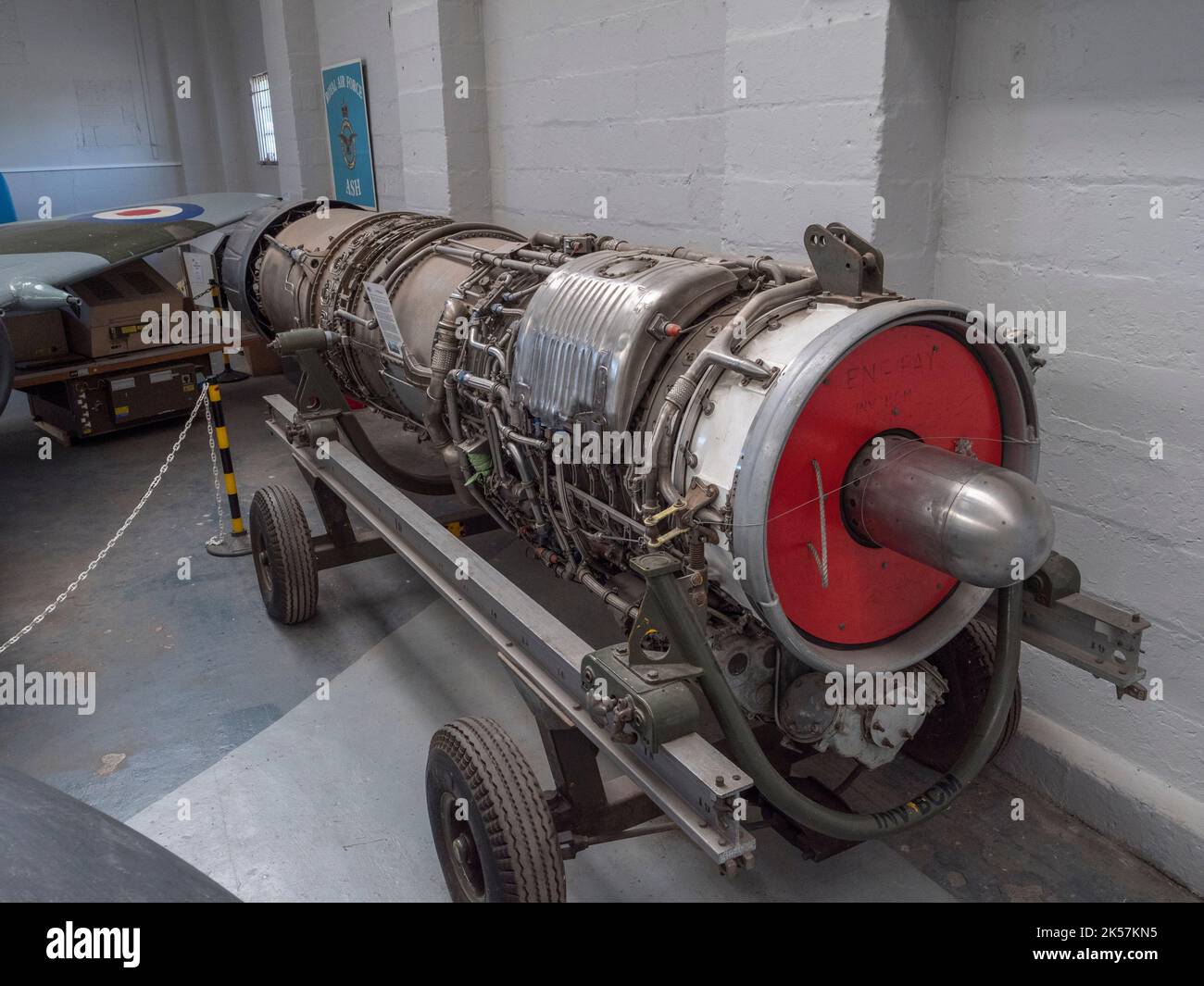 Un moteur à turbojet F-4J(UK) Phantom J19-GE-10 dans le RAF Manston History Museum, Ramsgate, Kent, Royaume-Uni. Banque D'Images