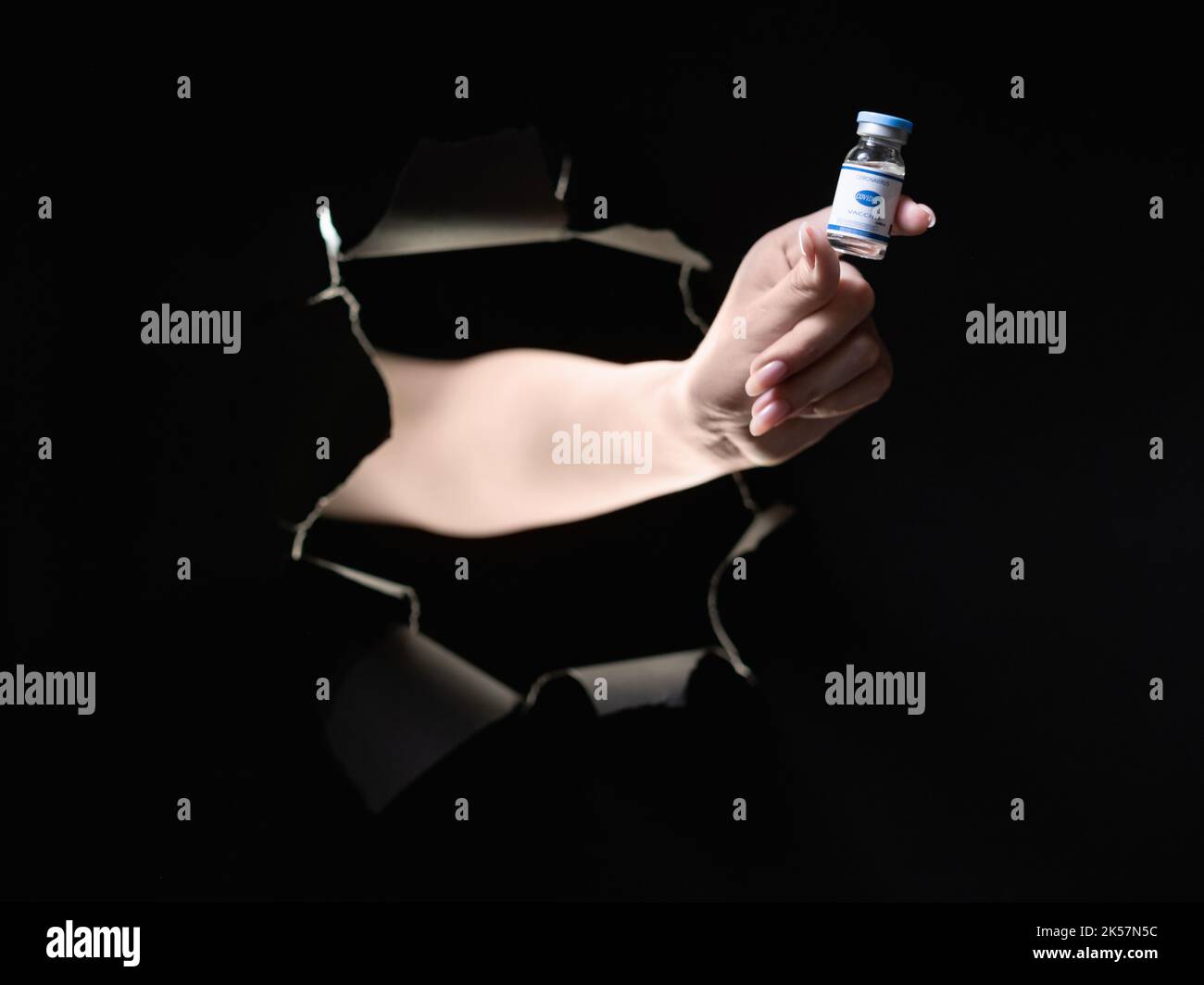 flacon dose à la main du coronavirus d'arrêt du vaccin covid-19 Banque D'Images