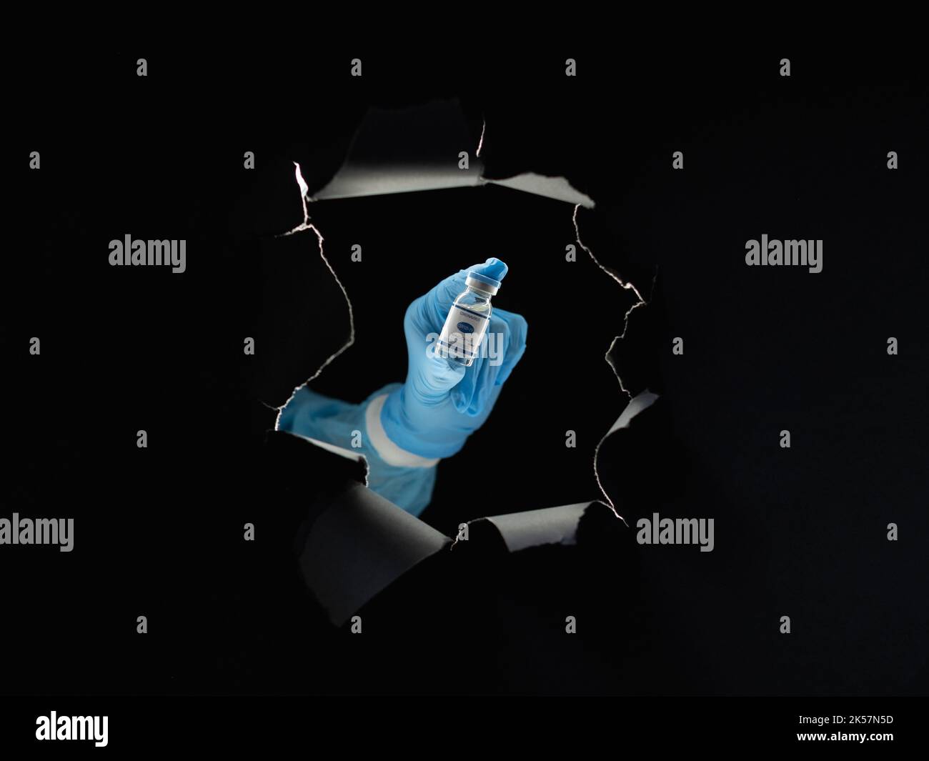 vaccin covid-19, flacon à main pour médecin Banque D'Images