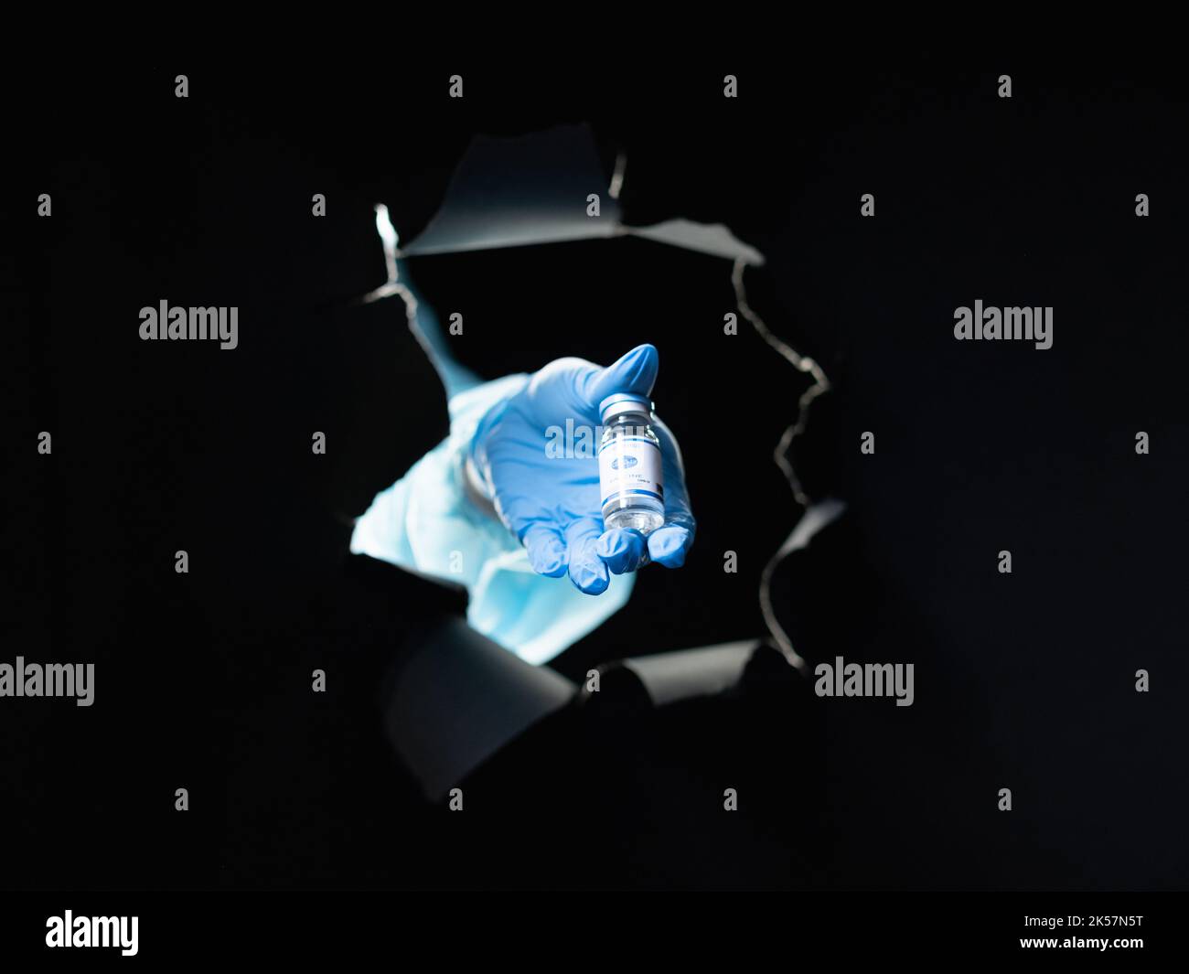 coronavirus vaccin prévention de la grippe infirmière flacon à main Banque D'Images
