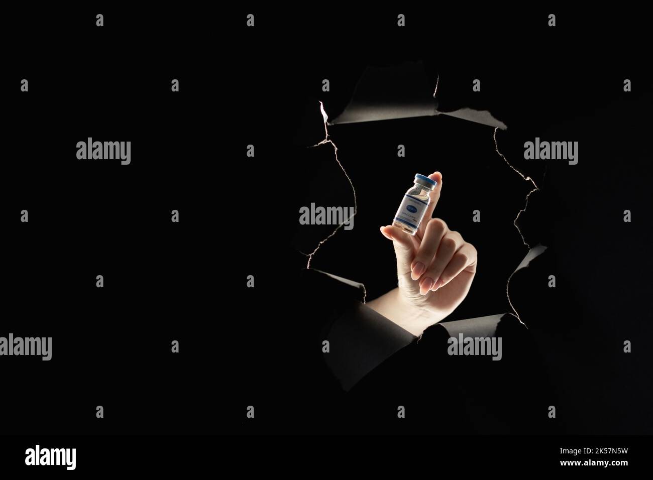 vaccin dose covid-19 shot flacon main flacon noir Banque D'Images