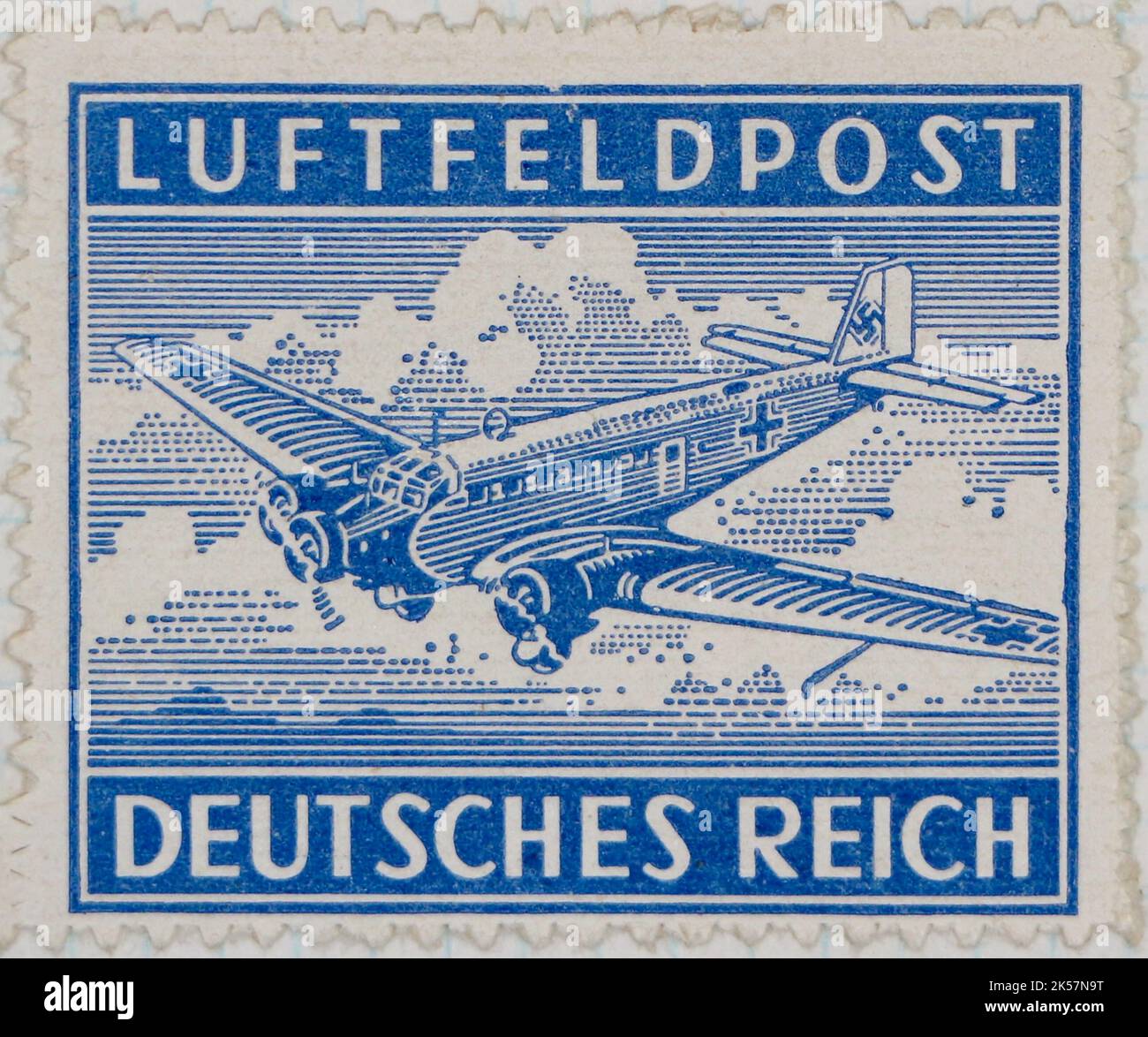 Photo d'un troisième timbre-poste allemand Reich avec illustration d'un avion Junkers Ju 52 délivré en 1942 Banque D'Images