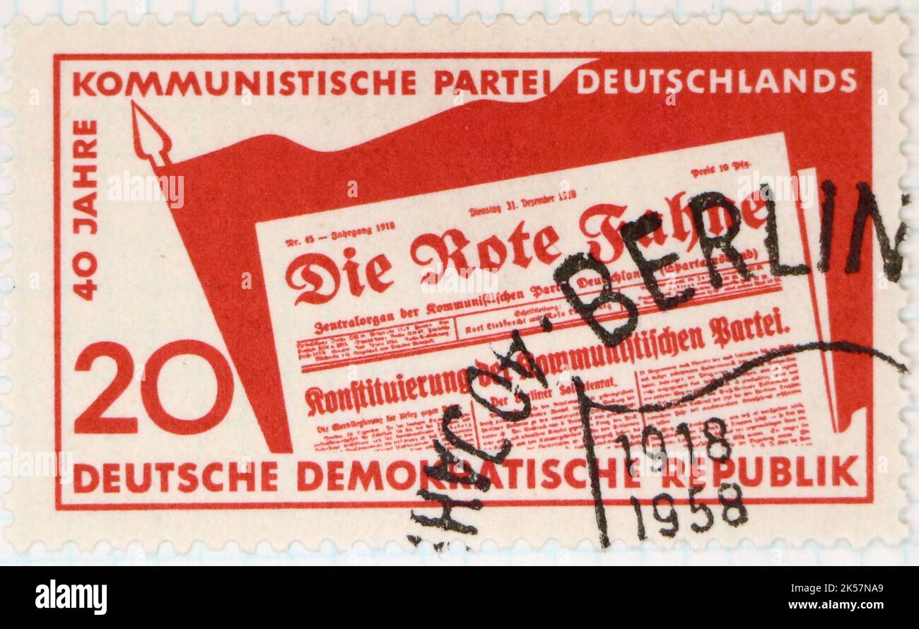 Photo d'un timbre-poste de l'Allemagne de l'est pour le 40th anniversaire du parti communiste Die Rote Fahne le drapeau rouge émis en 1958 Banque D'Images