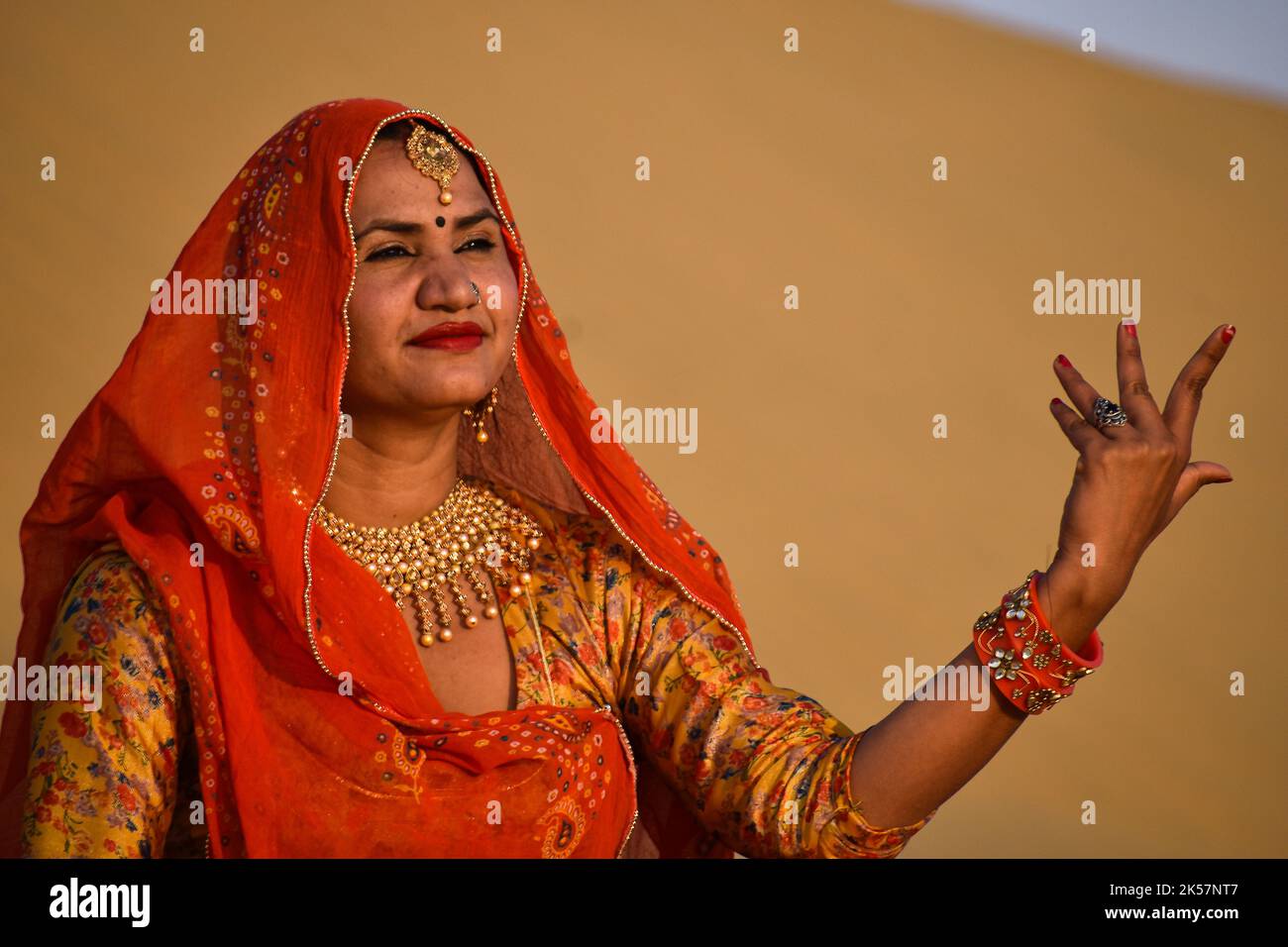 Danse de la Dame locale dans le désert de Thar, Rajasthan Banque D'Images