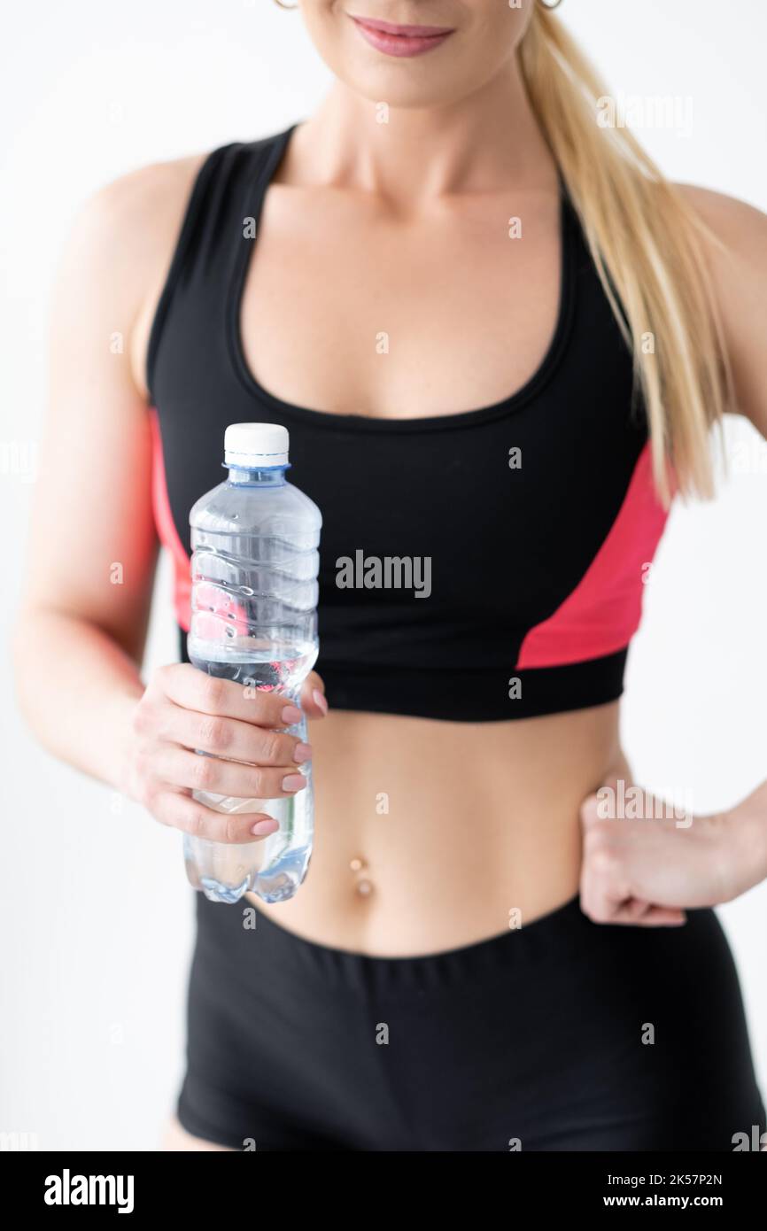 équilibre de l'eau sportive femme à la maison fitness sain Banque D'Images