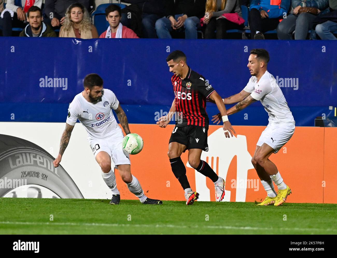 Uherske Hradiste, République tchèque. 06th octobre 2022. (G-D) Marek Havlik de Slovacko, Youcef Atal de Nice et Daniel Holzer de Slovacko en action pendant la Ligue de la Conférence de l'UEFA, 3rd tour, Groupe D Match 1. FC Slovanko contre OGC Nice à Uherske Hradiste, République Tchèque, 6 octobre 2022. Crédit: Dalibor Gluck/CTK photo/Alamy Live News Banque D'Images