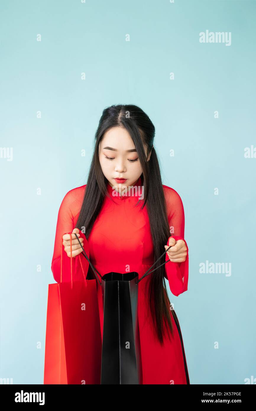 cadeau surprise shopping rabais sac femme stupéfait Banque D'Images