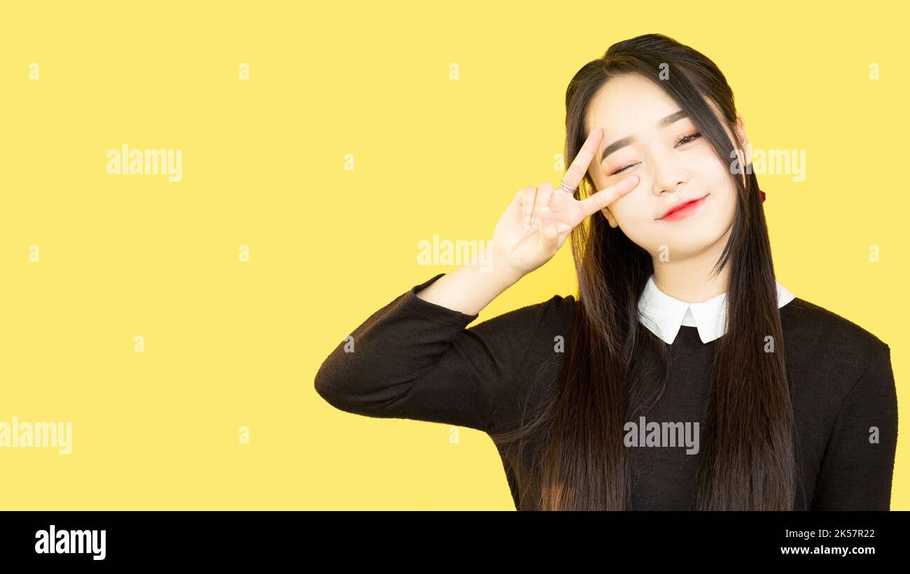 signe de la victoire symbole de la paix charmante femme deux doigts Banque D'Images