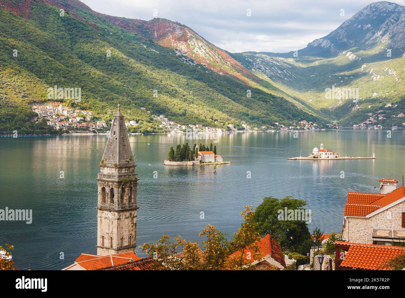 Belle vue sur Perast, ville méditerranéenne avec grand clocher et îles de Saint-Georges et notre-Dame des rochers et montagnes en arrière-plan. Par Banque D'Images