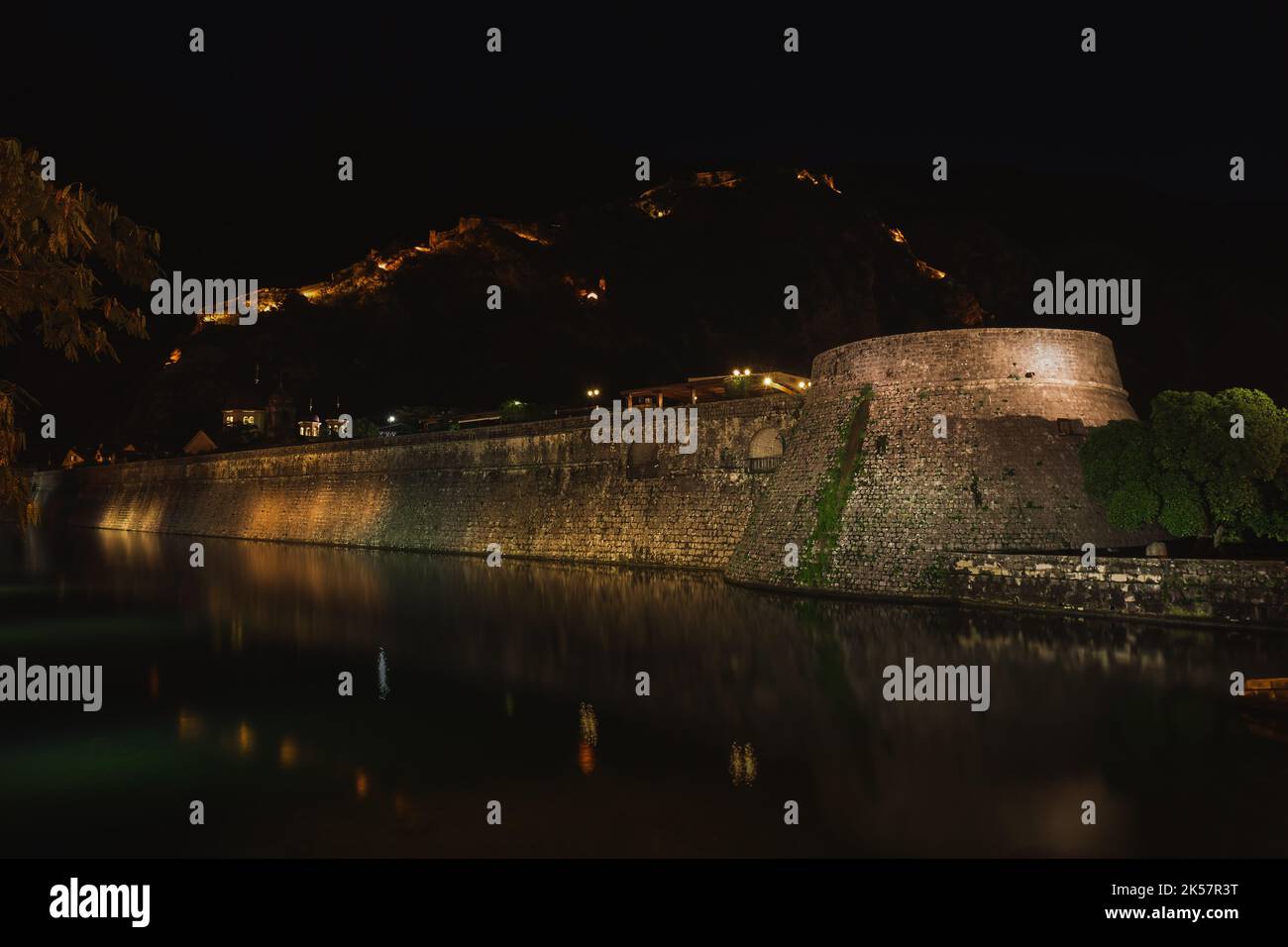 Ancienne forteresse de Kotor, Monténégro. Murs des anciennes fortifications et de la Tour Kampana. Boka Kotorska, Monténégro Banque D'Images