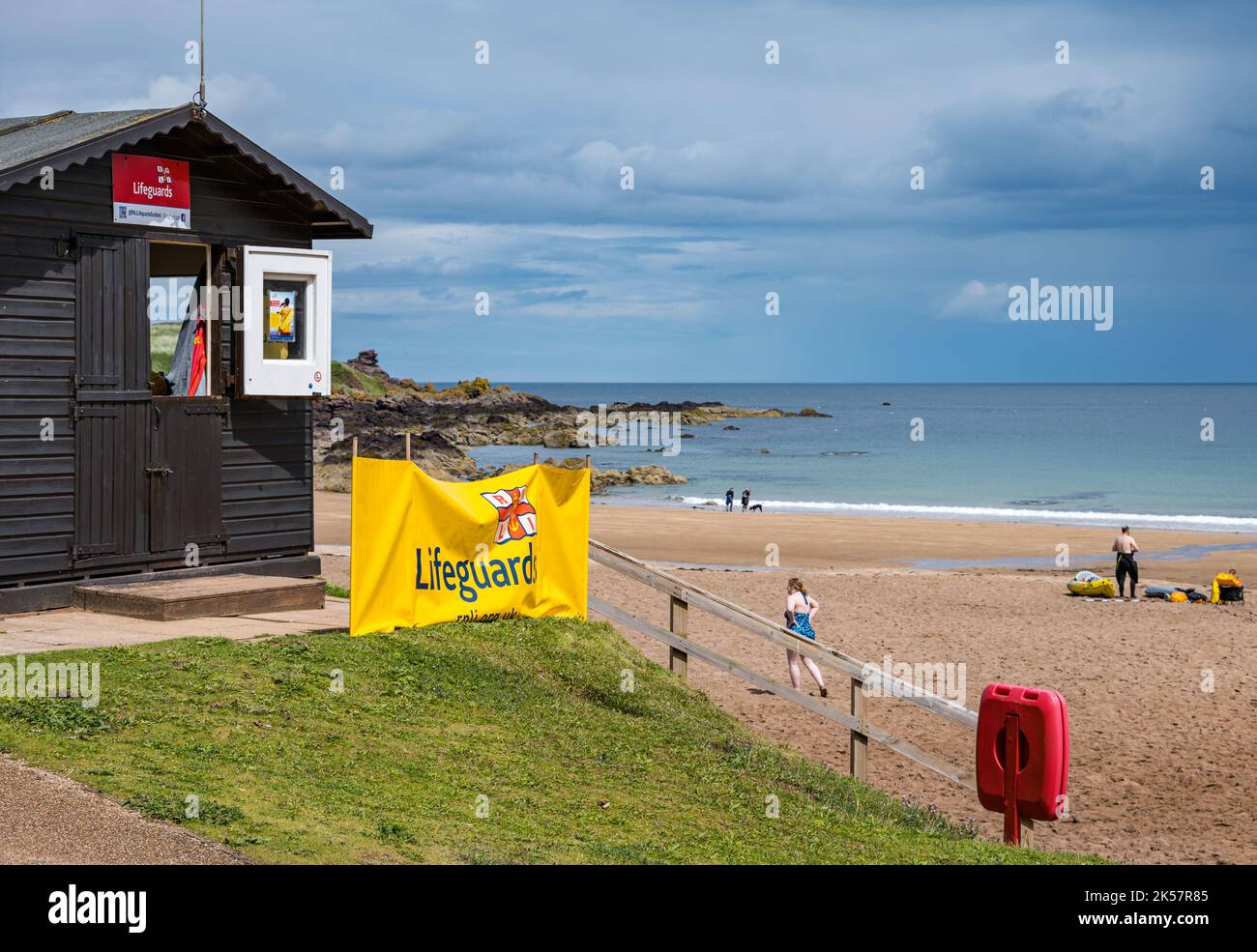 Refuge de sauveteurs à la baie de Coldingham avec des gens sur la plage en été, Berwickshire, Écosse, Royaume-Uni Banque D'Images