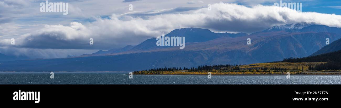 La route de l'Alaska serpente le long de la rive ouest du lac Kluane, au Yukon, au Canada. Banque D'Images