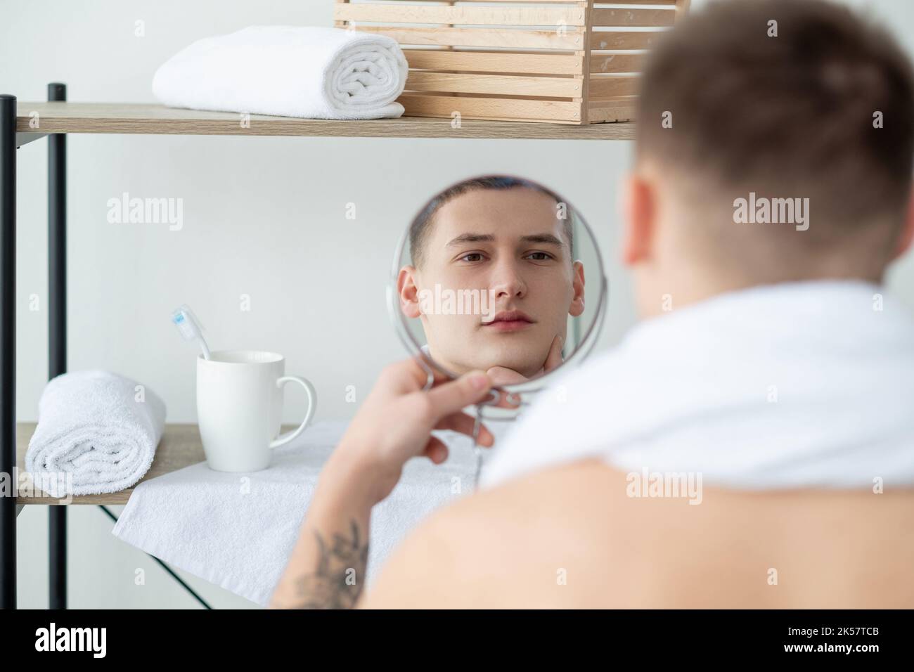 soin du visage quotidien toilettage homme salle de bains Banque D'Images