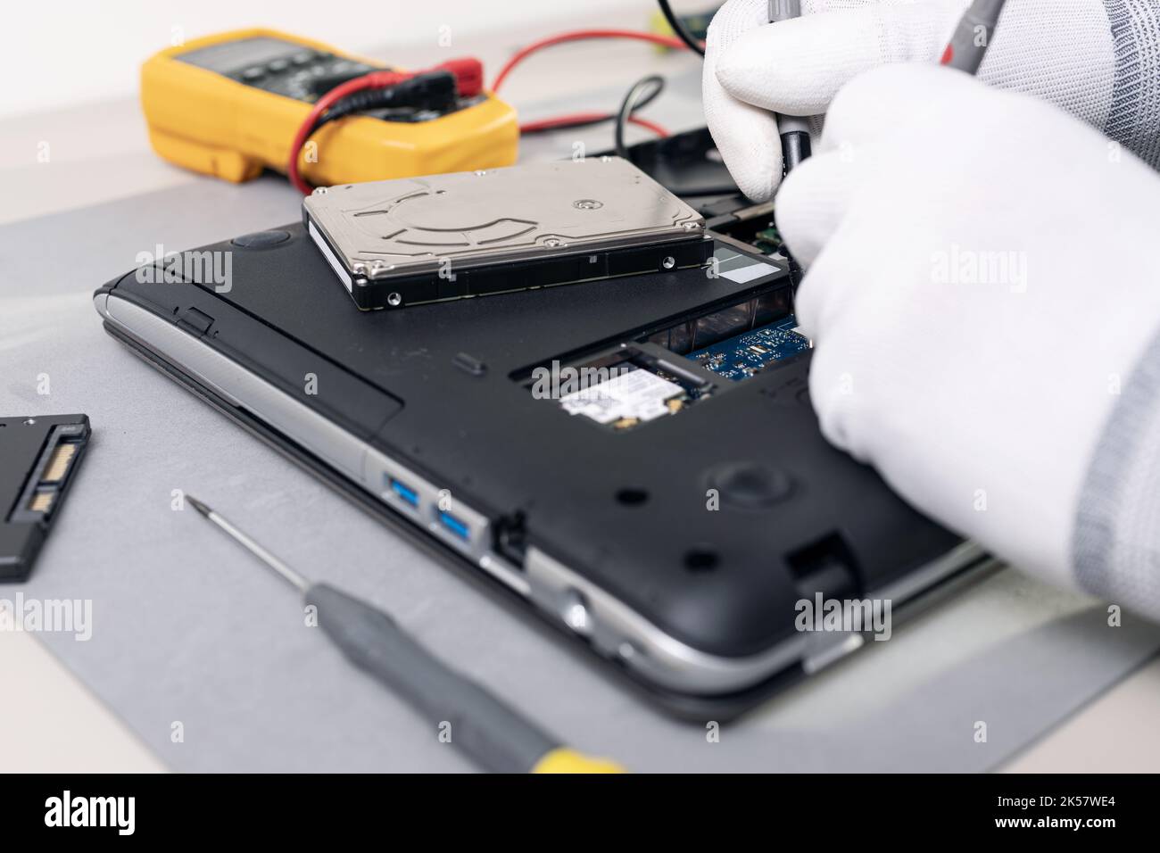 Le technicien répare un ordinateur portable. Gros plan Banque D'Images