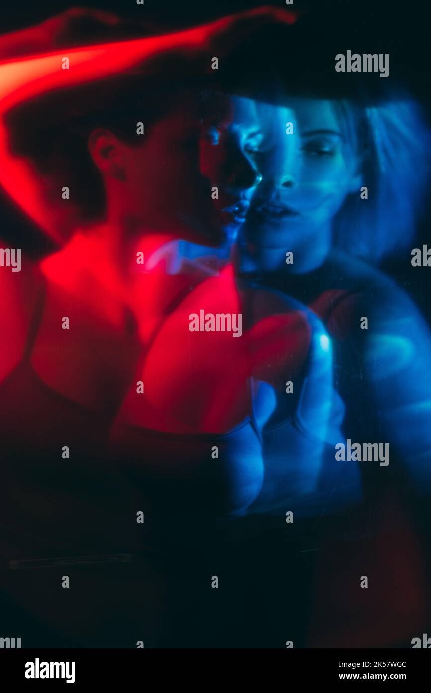 femme hallucinante psychédélique en lumière rouge bleue Banque D'Images