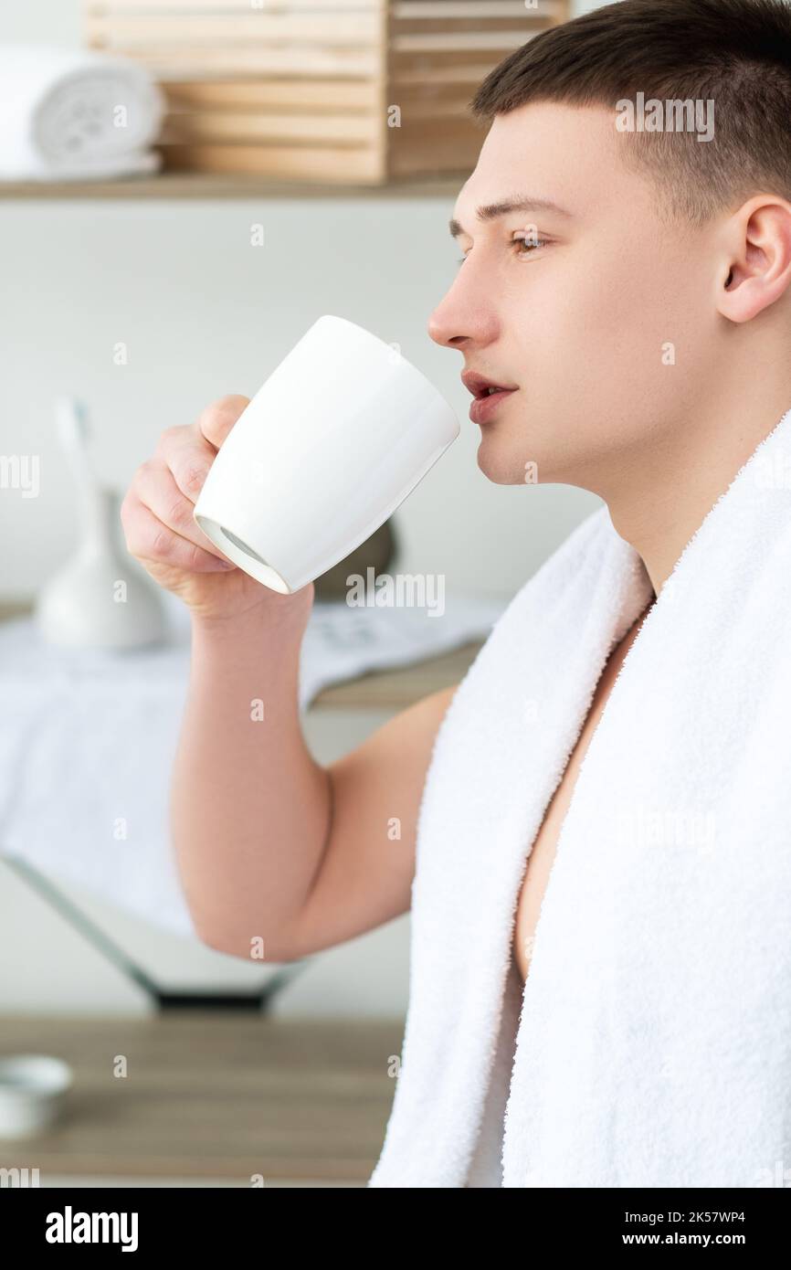 café du matin petit déjeuner boisson dimanche homme douche Banque D'Images