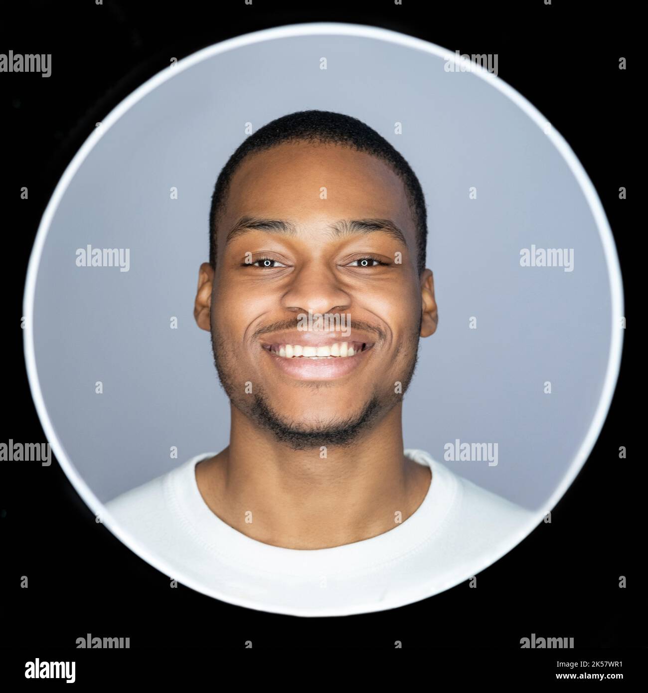 Portrait d'homme africain. Soin du visage. Cosmétologie de toilettage. Joyeux joyeux gars beau avec un sourire toothy peau sombre isolée sur fond gris en bl Banque D'Images Portrait d'homme africain. Soin du visage. Cosmétologie de toilettage. Joyeux joyeux gars beau avec un sourire toothy peau sombre isolée sur fond gris en bl Banque D'Images