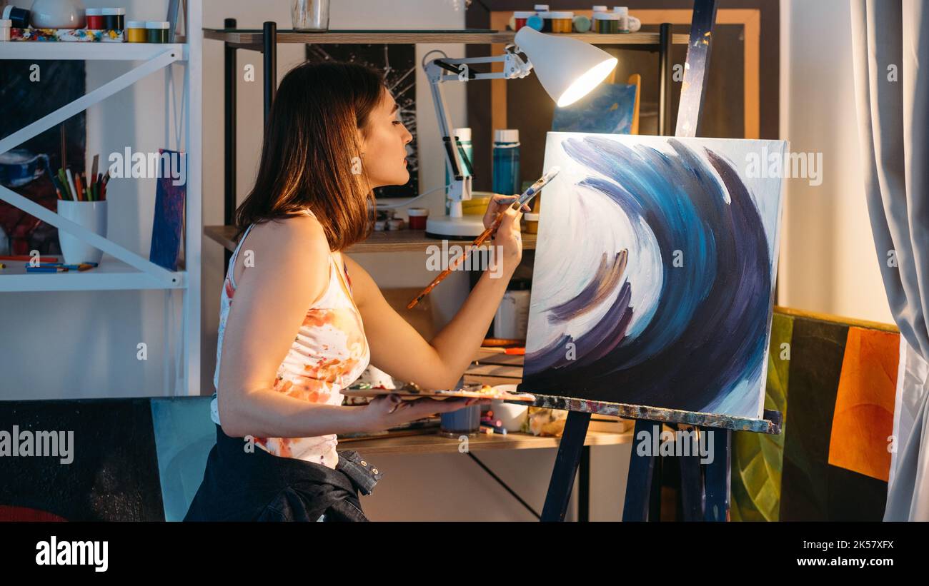 l'art de la peinture a inspiré l'artiste féminine dans l'atelier Banque D'Images