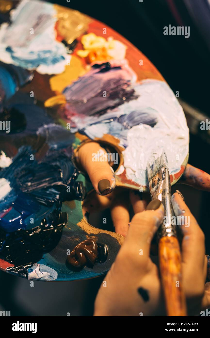 école d'art peinture acrylique sur palette brosse dans les mains Banque D'Images