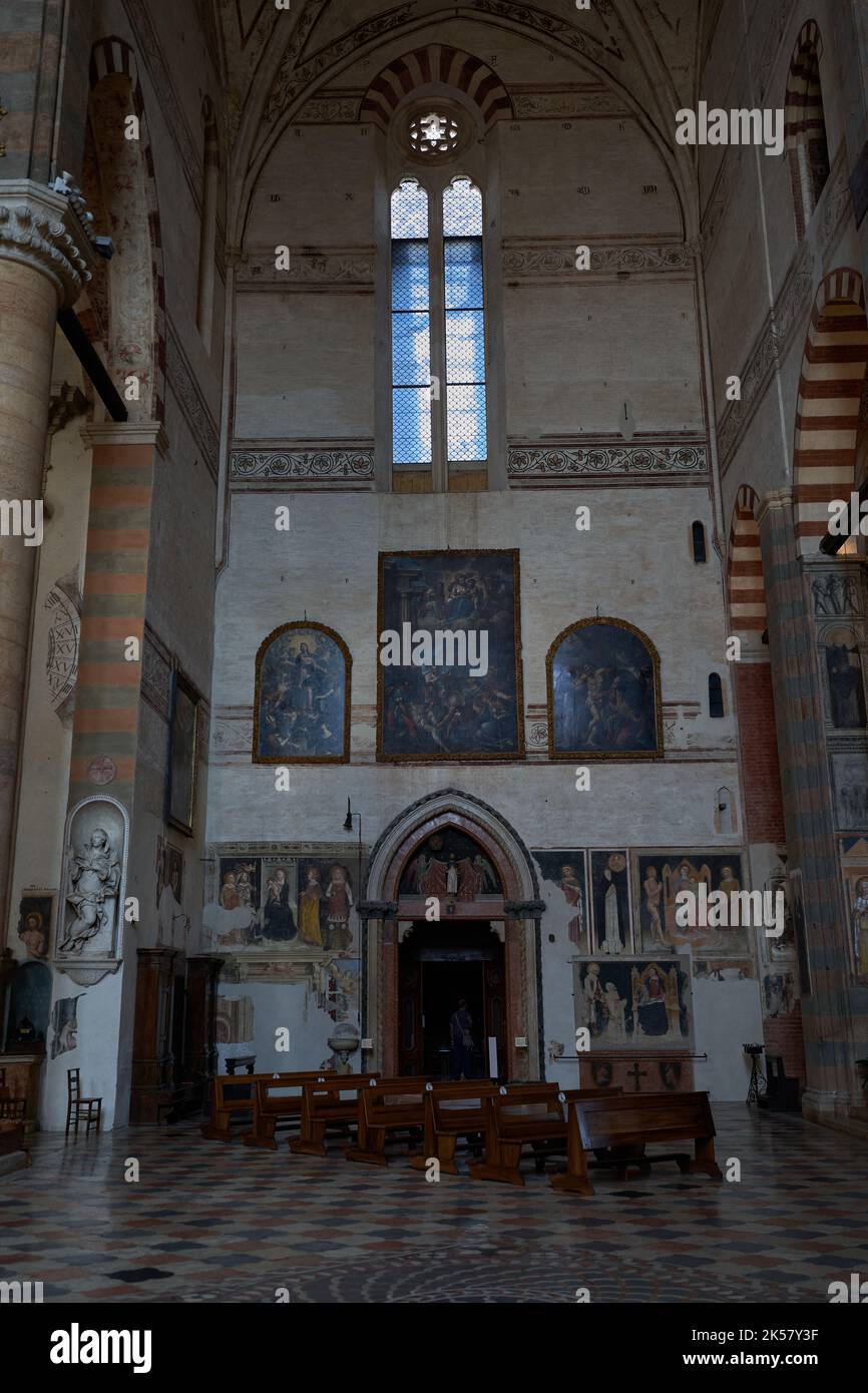 Vérone, Italie - 13 juillet 2022 - la basilique Saint Anastasia exemple de style gothique italien lors d'un après-midi ensoleillé d'été Banque D'Images