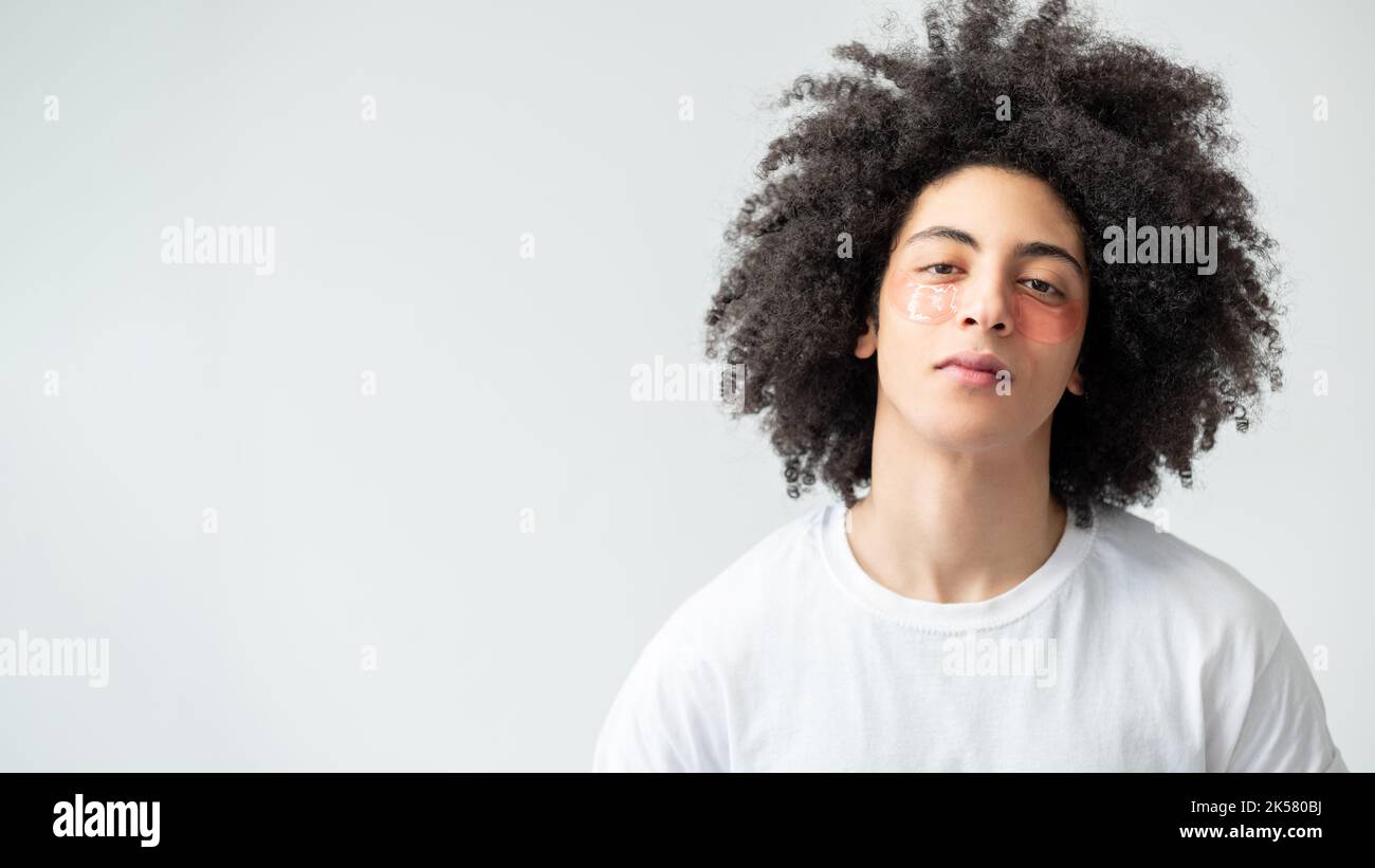 Soin de la peau pour homme. Soin du visage. Mode de vie métrosexuel. Homme doué et confiant avec des longs cheveux bruns bouclés roses hydrogel yeux isolés sur la lumière e Banque D'Images Soin de la peau pour homme. Soin du visage. Mode de vie métrosexuel. Homme doué et confiant avec des longs cheveux bruns bouclés roses hydrogel yeux isolés sur la lumière e Banque D'Images