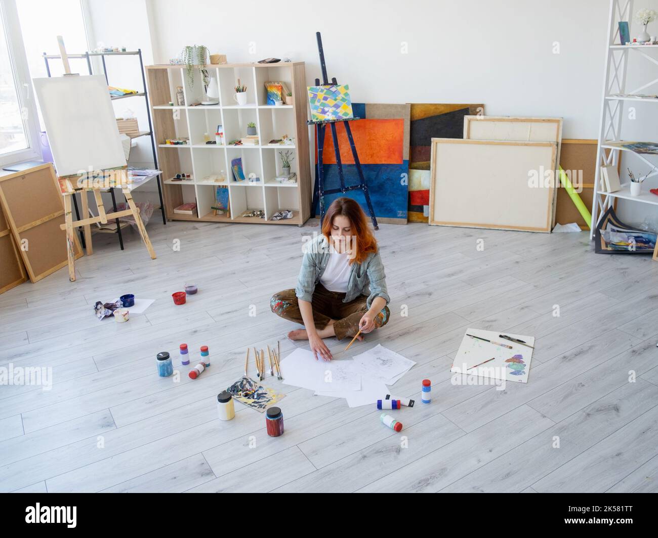 artiste peintre femme dessin en studio léger Banque D'Images