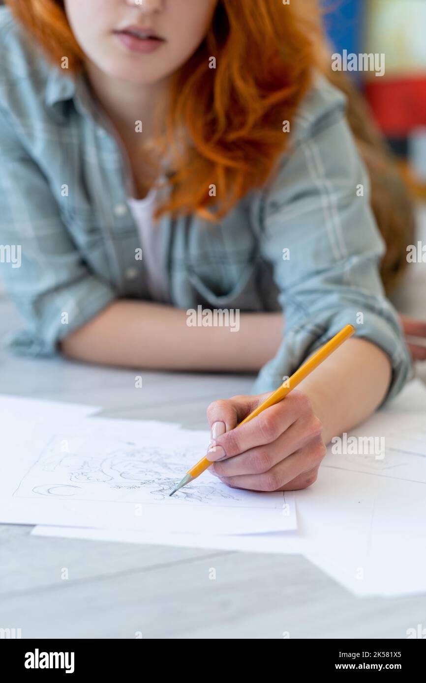 dessin école d'art hobby artiste féminine avec crayon Banque D'Images