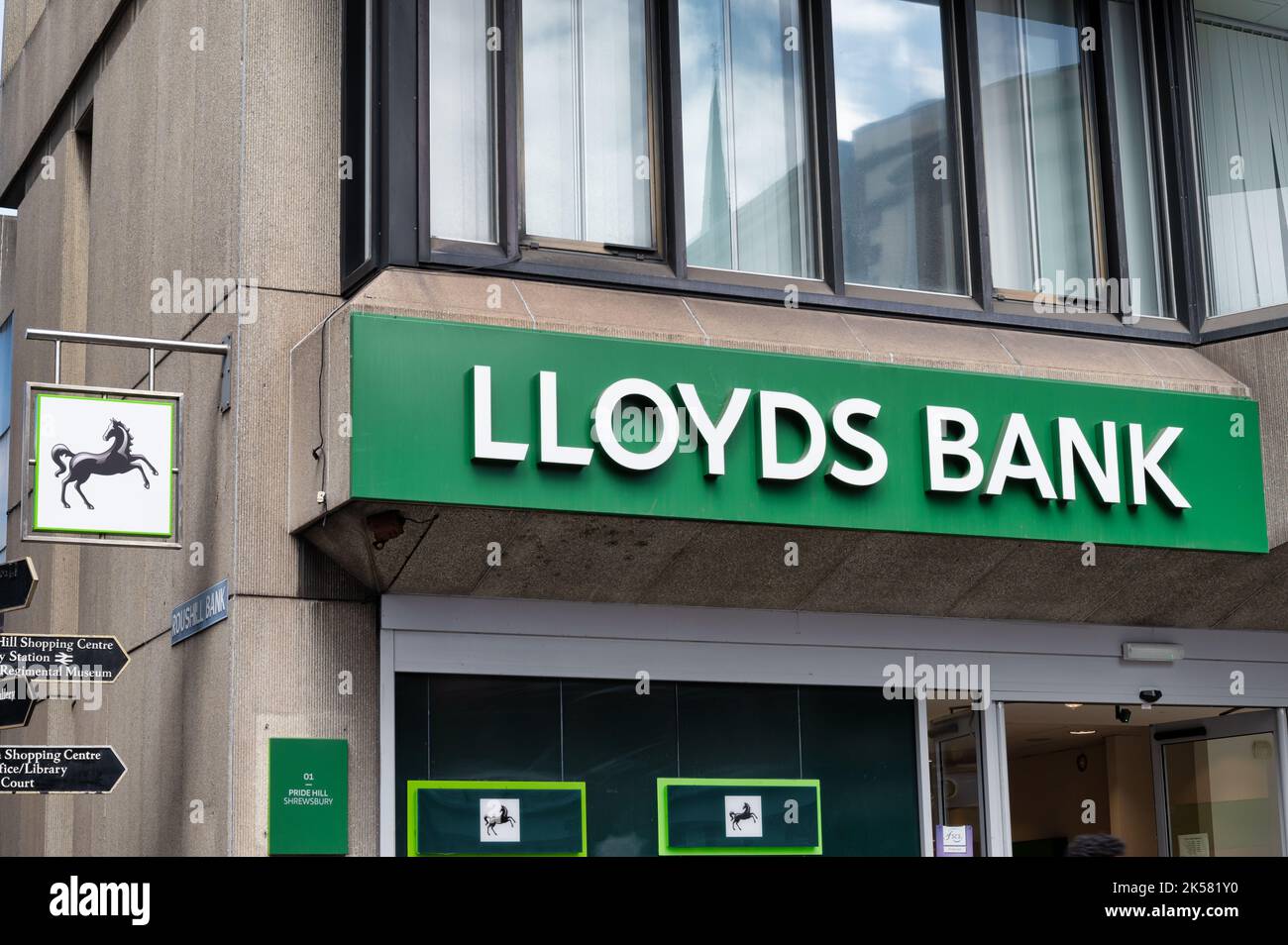 Shrewsbury, Royaume-Uni- le panneau pour Lloyds Bank dans la ville de Shrewsbury Angleterre Banque D'Images