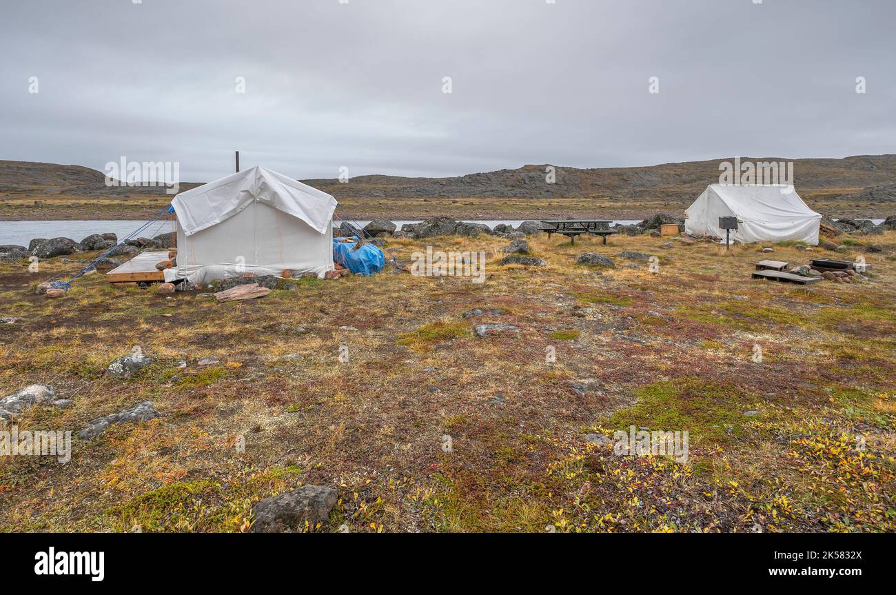 Sites de camping installés sur la toundra dans le parc territorial Sylvia Grinnell, Nunavut, Canada Banque D'Images