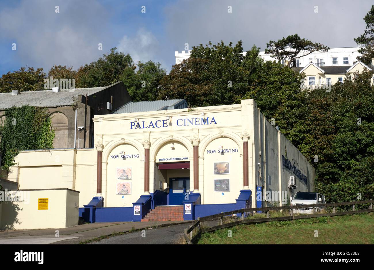 Le cinéma du Palais par la promenade de Douglas, île de Man. Banque D'Images