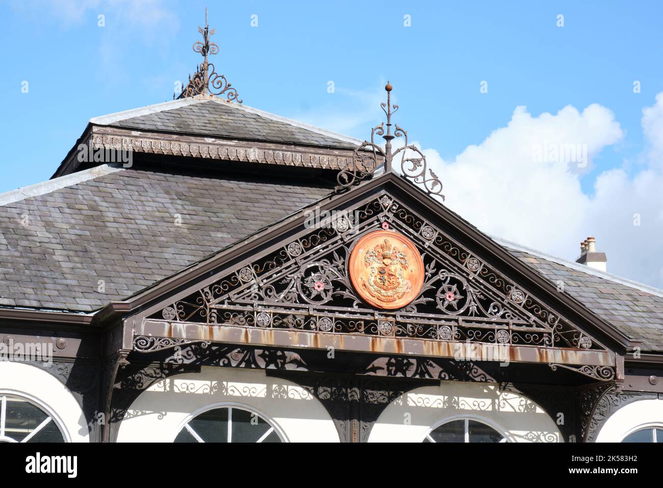 Vue sur le toit de l'ancien hall du marché de Douglas, sur l'île de Man, ornée d'élégants travaux en fer forgé et de tuiles. Banque D'Images