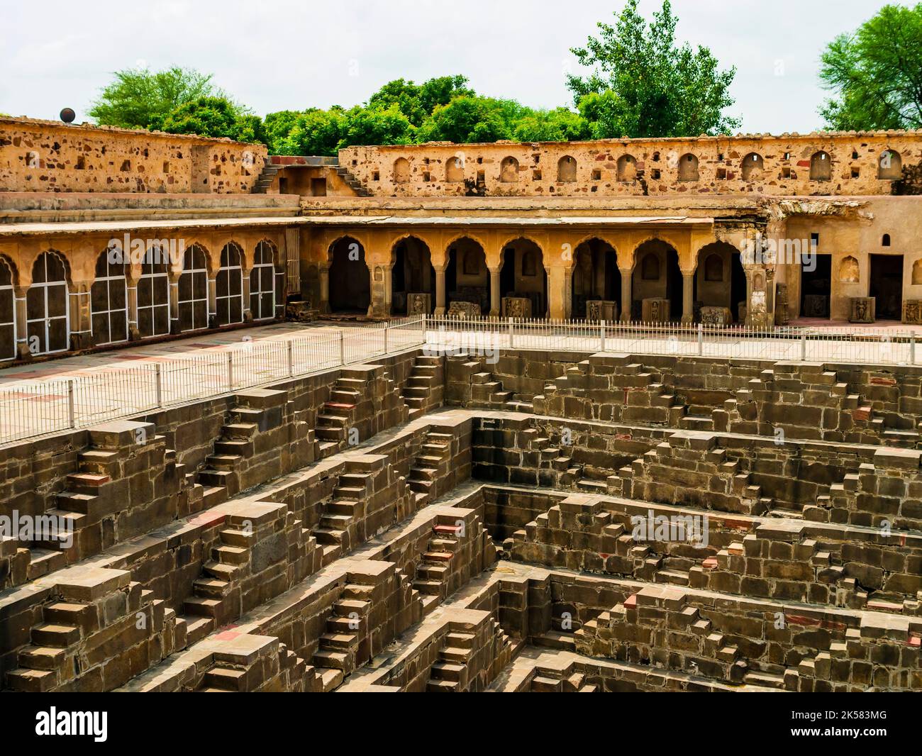Vue impressionnante de Chand Baori, le plus ancien et le plus profond stewell dans le monde, village d'Abhaneri près de Jaipur, Rajasthan, Inde Banque D'Images